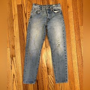 Medium wash Levi’s mom jeans 24